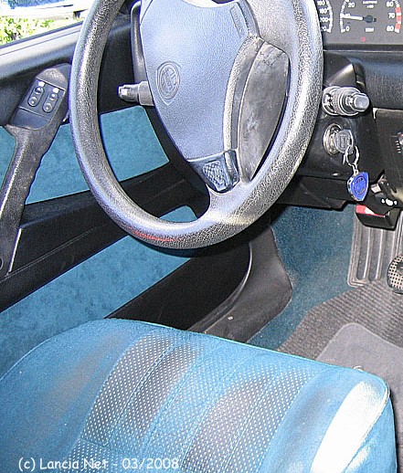 Intérieur complet Lancia Delta II 5 portes, couleur vert / bleu, très bon état, se monte sur toute Dedra, Dedra SW &amp; Delta II 5 portes. Vendu avec panneaux de portes. 160 €